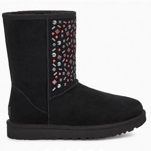 UGG CLASSIC SHORT STUD II